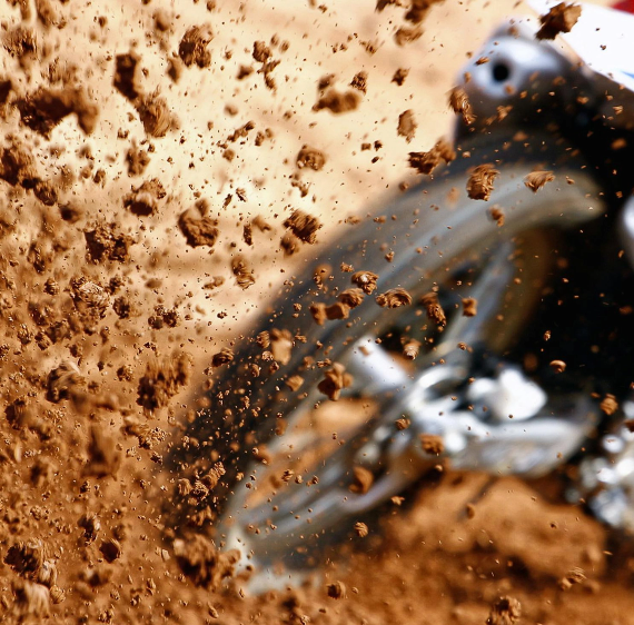 detalle de rueda de motro en tierra batida-motex personalización